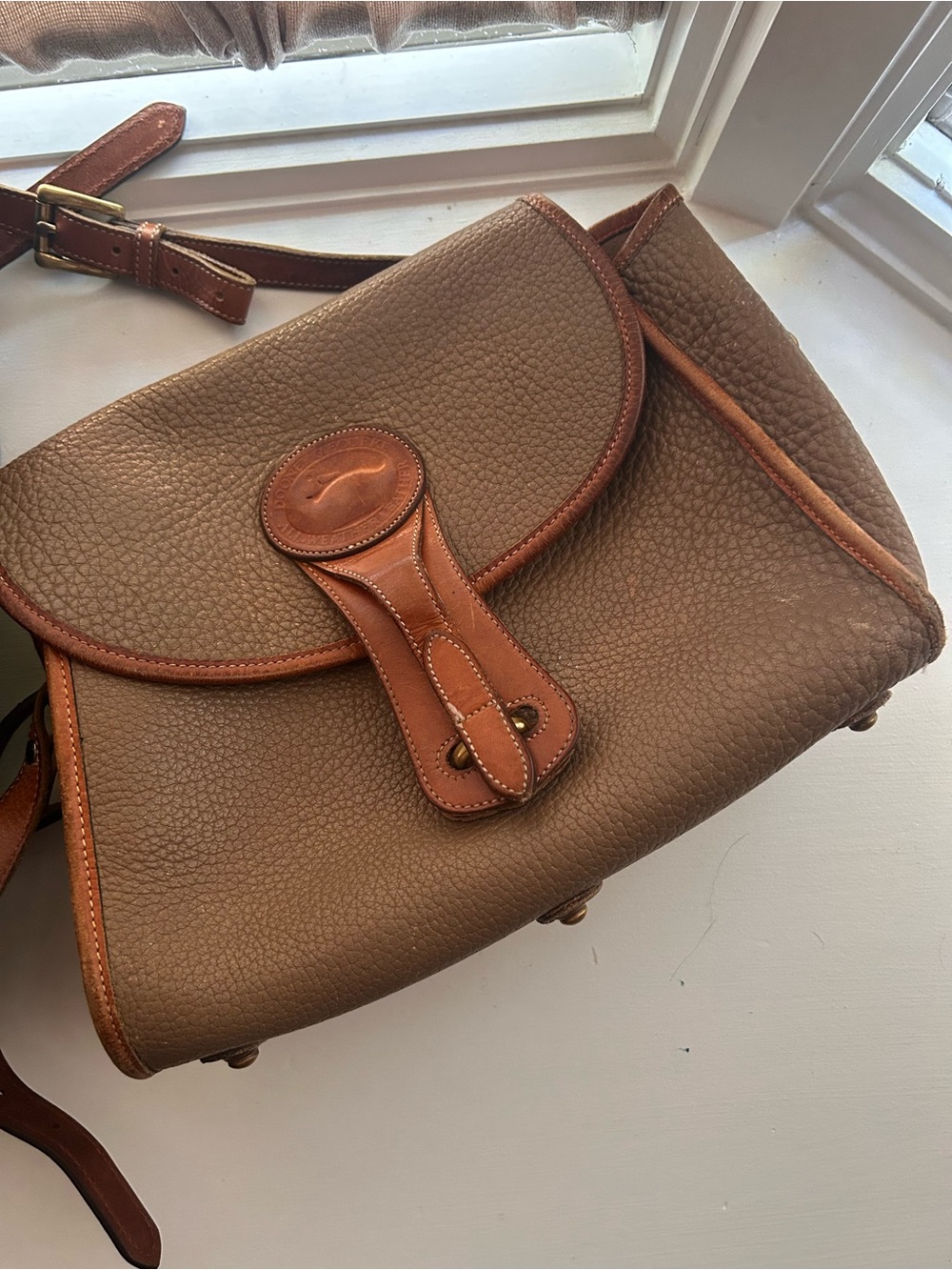 Dooney & Burke - VINTAGE - Brown Leather Crossbody Bag - Classic Tan Trim